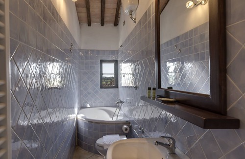 Mensanello Apartment | Granaio-6+1 people apartment in the main village