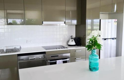 City West Apartment | Grand 2BR between ANU and City - Hosted by Canstay