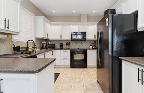 Brampton House | Grand 4BR Home w/Office Space 15 min to Airport!