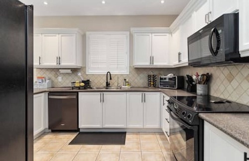 Brampton House | Grand 4BR Home w/Office Space 15 min to Airport!
