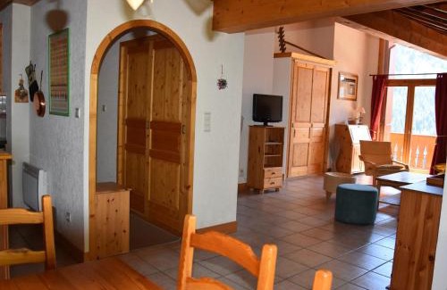Champagny-en-Vanoise Apartment | Grand 5 pièces proche télécabine, garage et cheminée - FR-1-464-207