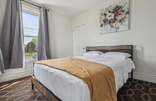 Downtown Niagara Falls House | Grand 6BR 3BA Near the falls