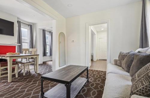 Downtown Niagara Falls House | Grand 6BR 3BA Near the falls