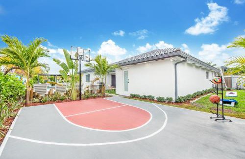 Richmond West House | Grand 6BR Escape Resort Pool, Beach & Mini Golf L09
