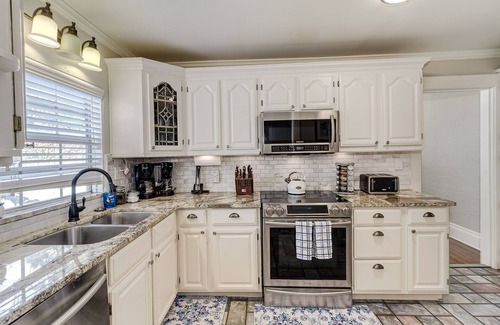 Lakeland House | Grand Colonial Home for Group Stays ~ Sleeps 16+ ~ 4 min walk to FSC