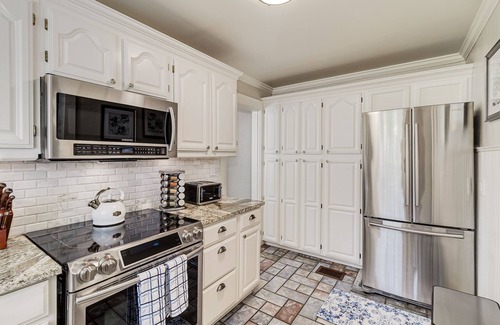 Lakeland House | Grand Colonial Home for Group Stays ~ Sleeps 16+ ~ 4 min walk to FSC