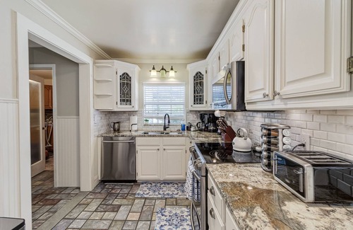 Lakeland House | Grand Colonial Home for Group Stays ~ Sleeps 16+ ~ 4 min walk to FSC