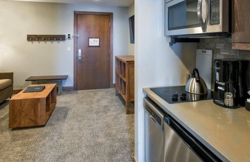 Peak 8 Resort | Grand Colorado SUITE nSki-In/Ski-Out, Sleeps 4nAvailable 3/23-3/29/25