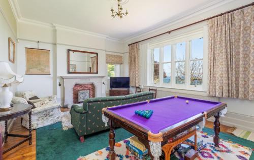 Shanklin Apartment | Grand Garden Apartment - The Old Vicarage - Duplex Residence, Breathtaking sea views Over Shanklin Bay - Shanklin Old Village, fantastic family getaway!