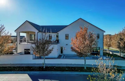 Hurricane House | Grand Gathering Retreat-Private Pool-Mini Golf-Castle Room-Sleeps 32-Zions-ATV