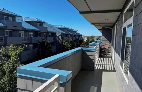 Grand Haven Condo | Grand Haven Family Getaway: Stylish Condo, Walk to Beach & Downtown