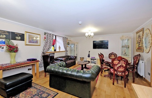 Central Aberdeen House | Grand Mansion, 9 Beds, Sleeps 17, Parking - Groups