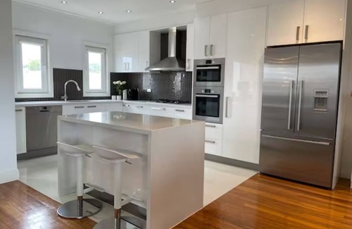 Port Melbourne House | Grand modern home close to beach and city with garage