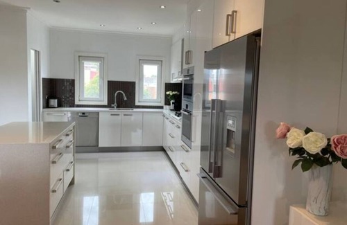 Port Melbourne House | Grand modern home close to beach and city with garage