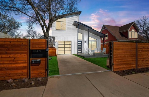 East Cesar Chavez House | Grand Oasis At E Austin With Pool