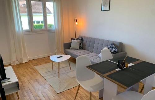 Pont-Hebert Apartment | Grand Parking gratuit, De 1 à 4 personnes, Tout équipé, Netflix, Amazon Prime Gratuits et Illimités, Matelas Emma, Lave Linge, Vue sur la Vallée, RDC