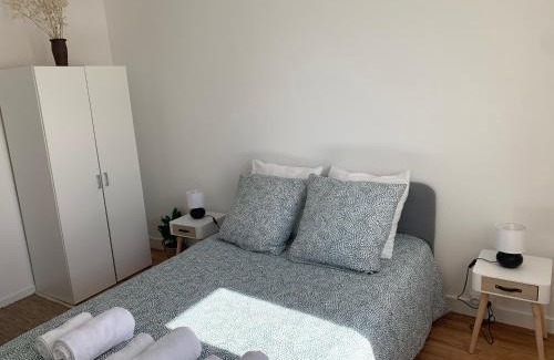 Pont-Hebert Apartment | Grand Parking gratuit, De 1 à 4 personnes, Tout équipé, Netflix, Amazon Prime Gratuits et Illimités, Matelas Emma, Lave Linge, Vue sur la Vallée, RDC