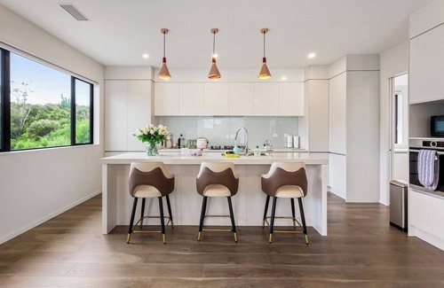 Fairview Heights House | Grand Retreat with spa pool and parking
