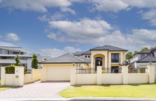 Ascot House | Grand Riverview Manor with pool & river access - EXECUTIVE ESCAPES