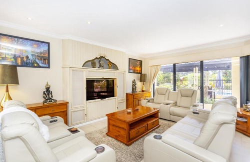 Ascot House | Grand Riverview Manor with pool & river access - EXECUTIVE ESCAPES
