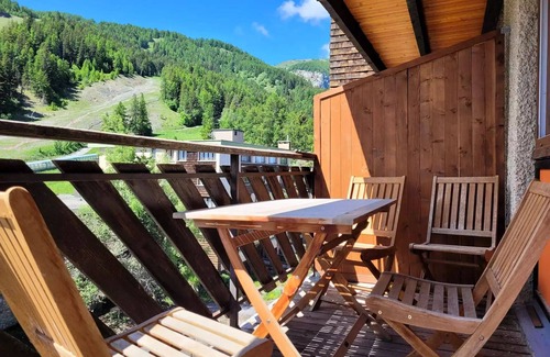 Pra Loup Apartment | Grand Standing, fully renovated 2-bedroom apartment, south-facing balcony overlooking slopes, beds made on arrival, in Pra Loup
