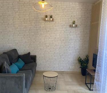 Hyeres City Centre Apartment | Grand Studio dans Résidence avec Piscine