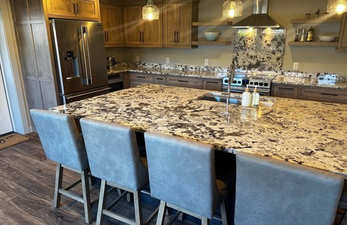 Traverse City Condo | GRAND TRAVERSE GETAWAY Downtown luxury condo 3 blocks from the beach, sleeps 16.