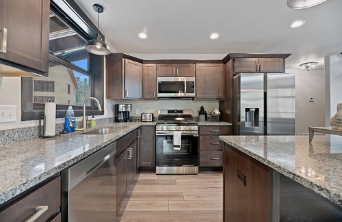 Lead House | Grand View! Hot tub, AC, 2 car garage, pool access