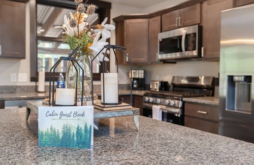 Lead House | Grand View! Hot tub, AC, 2 car garage, pool access