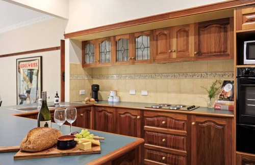 Warburton House | Grand View with Spa & Sauna