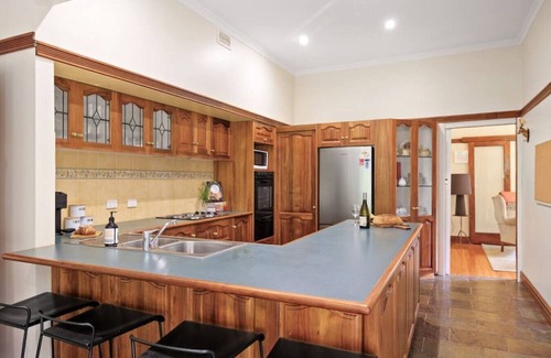 Warburton House | Grand View with Spa & Sauna