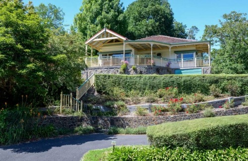 Warburton House | Grand View with Spa & Sauna
