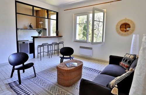 Saint-Nazaire-d'Aude House | Grande Maison Avec Cheminée au Bord de la Rivière et Grande Piscine
