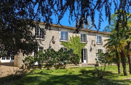 Pranzac House | Grande maison familiale avec piscine chauffée, wifi et parking à Pranzac - FR-1-653-284