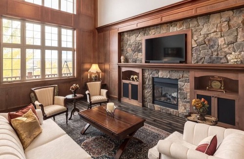 Calgary House | "Grandeur" Luxury living, Sleeps 8!