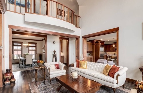 Calgary House | "Grandeur" Luxury living, Sleeps 8!