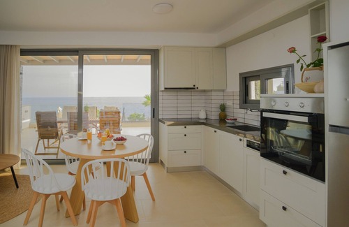 Mavros Kolimpos Villa | Grandiose dream villa with saltwater pool just a few meters from the beach