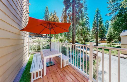 Yosemite National Park House | Granite Tranquility