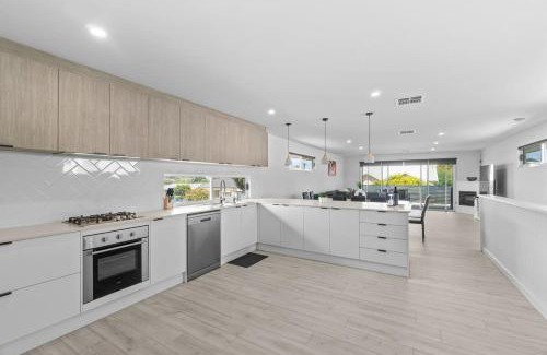 Victor Harbor House | Grantley Haven Victor Harbor spacious home with games room - No Linen Included