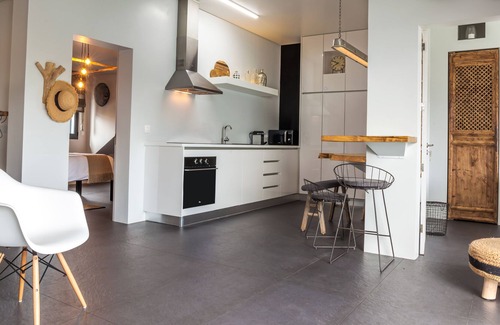 Lagoa Apartment | Graviana - Charming Black Stone House With Garden And Direct Access To The Sea