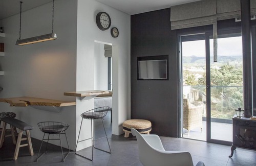 Lagoa Apartment | Graviana - Charming Black Stone House With Garden And Direct Access To The Sea