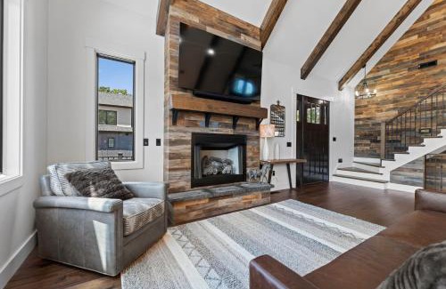 Lake Norman of Catawba House | Gray Fox Lodge by AvantStay WATERSLIDE Pool Theater Sleeps 23