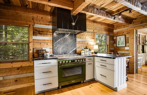 Smithville Cabin | Gray Pine Cabin: A sophisticated rustic retreat overlooking Center Hill Lake