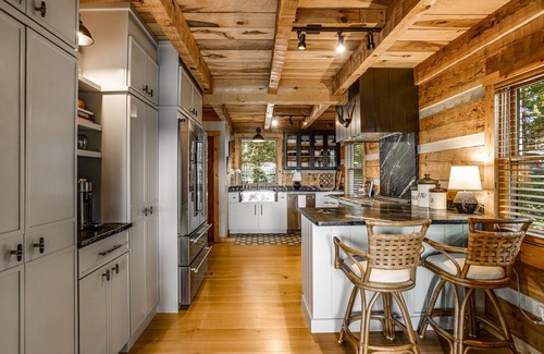 Smithville Cabin | Gray Pine Cabin: A sophisticated rustic retreat overlooking Center Hill Lake