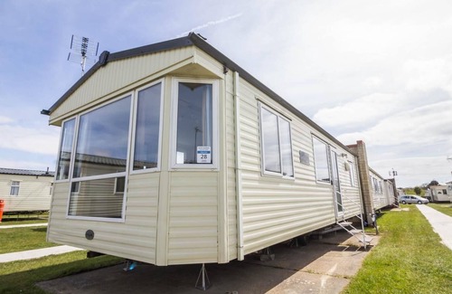 Walton on the Naze House | Great 6 berth caravan for hire at Naze Marine in Essex ref 17120P