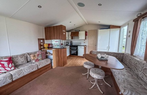 Clacton-on-Sea House | Great 8 berth caravan for hire at St Osyth Beach in Essex ref 28123GC