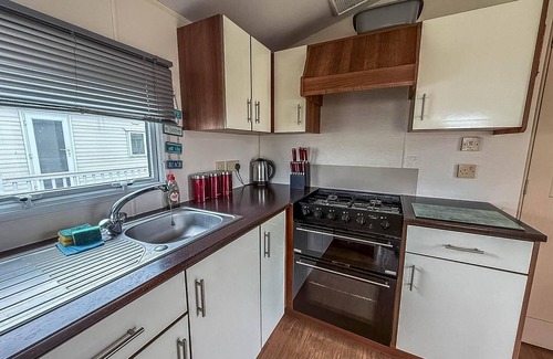 Clacton-on-Sea House | Great 8 berth caravan for hire at St Osyth Beach in Essex ref 28123GC