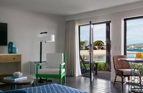 San Diego Hotel | Great Amenities! Five Pools Onsite! Close to San Diego Airport & Mission Beach!