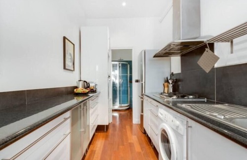 Old Town Apartment | Great Apt for 4 in NICE Old Town, AC