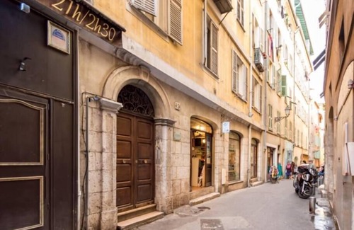 Old Town Apartment | Great Apt for 4 in NICE Old Town, AC